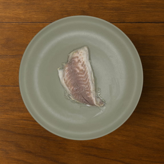 FILETTO-DI-BRANZINO-AGLI-AGRUMI-Sfondo-legno.png